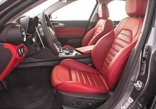 vista interna de un salon de auto con asientos de carro rojos elegantes